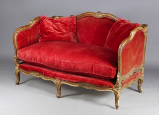 Lote 223: PEQUEÑO SOFA FRANCES DE EPOCA LUIS XV PARA DOS CUERPOS. PEQUEÑO SOFA FRANCES DE EPOCA LUIS XV PARA DOS CUERPOS.
