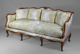 Lote 229: SOFA FRANCES DE ESTILO LUIS XV PARA TRES CUERPOS. SOFA FRANCES DE ESTILO LUIS XV PARA TRES CUERPOS.