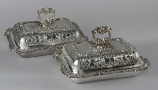 Lote 659: PAR DE ANTIGUAS GUISERAS INGLESAS OLD SHEFFIELD CON TAPA.  PAR DE ANTIGUAS GUISERAS INGLESAS OLD SHEFFIELD CON TAPA. 