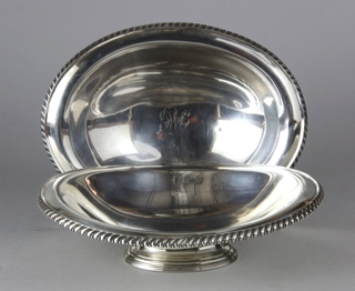 Lote 670: PAR DE CENTROS OVALES DE PLATA INGLESA SELLADA.  PAR DE CENTROS OVALES DE PLATA INGLESA SELLADA. 