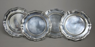 Lote 525: CUATRO PLATOS DE PLATA HOLANDESA SELLADA.  CUATRO PLATOS DE PLATA HOLANDESA SELLADA. 