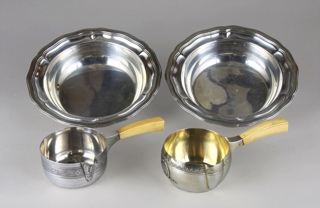 Lotes 610 y 611: 
																		PAR DE PEQUEÑOS CENTROS HONDOS DE PLATA 950 SELLADA. 
																		DOS PEQUEÑAS SALSERAS CIRCULARES DE PLATA FRANCESA SELLADA. 