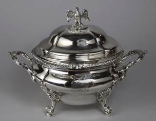 Lote 537: ANTIGUA SOPERA INGLESA VICTORIANA CON TAPA.  ANTIGUA SOPERA INGLESA VICTORIANA CON TAPA. 