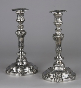 Lote 516: PAR DE ANTIGUOS CANDELEROS FRANCESES POR LOUIS LENHENDRICK.  PAR DE ANTIGUOS CANDELEROS FRANCESES POR LOUIS LENHENDRICK. 
