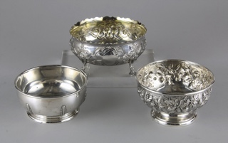 Lote 634: TRES CENTROS CIRCULARES DE PLATA INGLESA DIFERENTES.  TRES CENTROS CIRCULARES DE PLATA INGLESA DIFERENTES. 