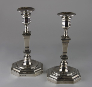 Lote 544: PAR DE CANDELEROS DE PLATA INGLESA SELLADA.  PAR DE CANDELEROS DE PLATA INGLESA SELLADA. 
