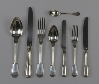 Lote 648: JUEGO DE CUBIERTOS DE METAL NACIONAL PLATEADO.  JUEGO DE CUBIERTOS DE METAL NACIONAL PLATEADO. 