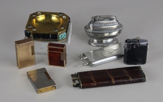 Lote 915: CONJUNTO FORMADO POR SIETE ENCENDEDORES Y UN CENICERO .  CONJUNTO FORMADO POR SIETE ENCENDEDORES Y UN CENICERO . 