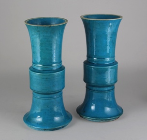 Lote 778: PAR DE ANTIGUOS VASOS 'CORNET' CHINOS DE PORCELANA .  PAR DE ANTIGUOS VASOS 'CORNET' CHINOS DE PORCELANA . 