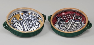 Lote 835: PAR DE CENTROS HONDOS DE CERAMICA ESMALTADA.  PAR DE CENTROS HONDOS DE CERAMICA ESMALTADA. 