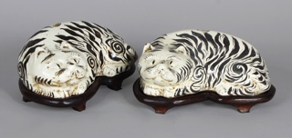 Lote 777: PAR DE FIGURAS CHINAS DE CERAMICA ESMALTADA.  PAR DE FIGURAS CHINAS DE CERAMICA ESMALTADA. 