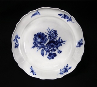 Lote 882: FUENTE HONDA CIRCULAR DE PORCELANA ALEMANA DE MEISSEN.  FUENTE HONDA CIRCULAR DE PORCELANA ALEMANA DE MEISSEN. 