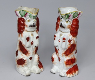 Lote 881: PAR DE JARRAS DE LOZA INGLESA ESMALTADA PARA VINO.  PAR DE JARRAS DE LOZA INGLESA ESMALTADA PARA VINO. 