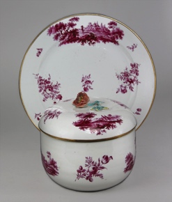 Lote 883: ANTIGUA SOPERA DE PORCELANA ALEMANA CON TAPA Y FUENTE.  ANTIGUA SOPERA DE PORCELANA ALEMANA CON TAPA Y FUENTE. 