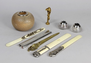 Lotes 916, 917, 918 y 919: 
																		FOSFORERA DE CERAMICA INGLESA ROYAL DOULTON. 
																		CINCO PIEZAS DIFERENTES PARA ESCRITORIO. 
																		FREMIET, Emmanuel: 'RANA' 
																		PAR DE FOSFORERAS INGLESAS DE VIDRIO GRUESO.