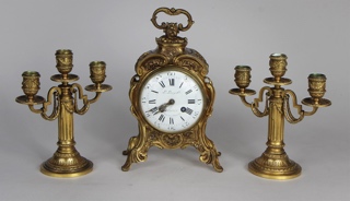 Lotes 818 y 819: 
																		PAR DE ANTIGUOS CANDELABROS FRANCESES DE BRONCE DORADO. 
																		ANTIGUO RELOJ FRANCES EN BRONCE CINCELADO Y DORADO. 