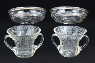 Lotes 654 y 653: 
																		PAR DE ENSALADERAS FRANCESAS FACETADAS. 
																		PAR DE FINOS CENTROS DE VIDRIO VENECIANO CON ASAS. 