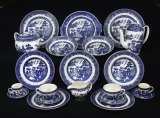 Lote 896: CONJUNTO DE LOZA INGLESA JOHNSON BROS PARA MESA.  CONJUNTO DE LOZA INGLESA JOHNSON BROS PARA MESA. 