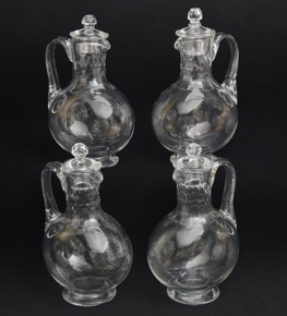 Lote 523: CUATRO GARRAFAS DE FINO CRISTAL LISO PARA VINO CON TAPON. CUATRO GARRAFAS DE FINO CRISTAL LISO PARA VINO CON TAPON.