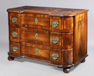 Lote 352: ANTIGUA COMODA ALEMANA DEL SIGLO XVIII.  ANTIGUA COMODA ALEMANA DEL SIGLO XVIII. 