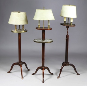 Lotes 330, 331 y 332: 
																		PEQUEÑA MESA LAMPARA DE ESTILO INGLES. 
																		PEQUEÑA MESA LAMPARA DE ESTILO INGLES. 
																		PEQUEÑA MESA LAMPARA DE ESTILO INGLES. 