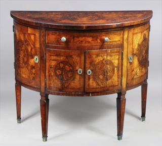 Lote 347: ANTIGUA COMODA ALEMANA DE FORMA DEMI-LUNE.  ANTIGUA COMODA ALEMANA DE FORMA DEMI-LUNE. 