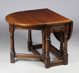 Lote 348: PEQUEÑA MESA 'GATE-LEG' DE ESTILO INGLES.  PEQUEÑA MESA 'GATE-LEG' DE ESTILO INGLES. 