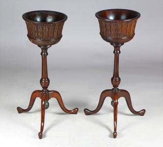 Lote 322: PAR DE PORTAMACETAS INGLESES CON PIE DE TRIPODE.  PAR DE PORTAMACETAS INGLESES CON PIE DE TRIPODE. 