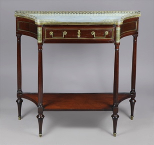 Lote 323: ANTIGUA PEQUEÑA CONSOLA FRANCESA DE ESTILO LUIS XVI.  ANTIGUA PEQUEÑA CONSOLA FRANCESA DE ESTILO LUIS XVI. 