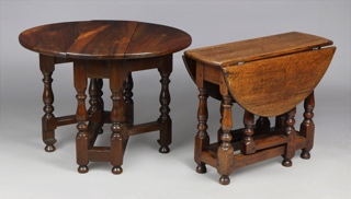 Lote 320: DOS PEQUEÑAS MESAS'GATE-LEG' DE ESTILO INGLES. DOS PEQUEÑAS MESAS'GATE-LEG' DE ESTILO INGLES.