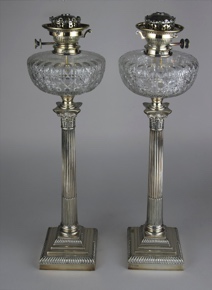 Lote 546: PAR DE ANTIGUAS LAMPARAS INGLESAS EN FORMA DE COLUMNA.  PAR DE ANTIGUAS LAMPARAS INGLESAS EN FORMA DE COLUMNA. 