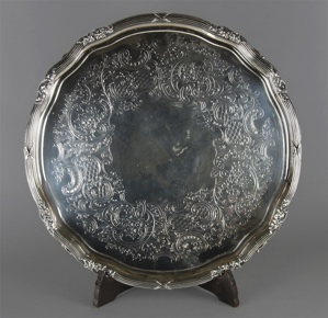 Lote 557: GRAN BANDEJA CIRCULAR DE PLATA INGLESA SELLADA.  GRAN BANDEJA CIRCULAR DE PLATA INGLESA SELLADA. 