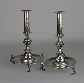 Lote 553: PAR DE CANDELEROS COLONIALES DE PLATA BAJA.  PAR DE CANDELEROS COLONIALES DE PLATA BAJA. 