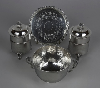 Lotes 671, 672 y 673: 
																		PAR DE ANTIGUOS 'TEA-CADDY' DE PLATA BAJA CON TAPA. 
																		POSABOTELLA DE PLATA EUROPEA SELLADA. 
																		ANTIGUO TAZON COLONIAL DE PLATA BAJA SIGLO XIX. 