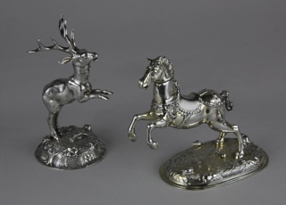 Lotes 700 y 701: 
																		FIGURA 'CIERVO' DE ANTIGUA PLATA FRANCESA SELLADA. 
																		FIGURA 'CABALLO' DE ANTIGUA PLATA EUROPEA SELLADA. 