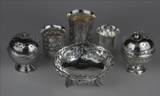 Lotes 679, 680, 681 y 682: 
																		PEQUEÑO SAHUMADOR ESPAÑOL DEL SIGLO XVIII. 
																		TRES PEQUEÑOS VASOS DIFERENTES DE PLATA SELLADA. 
																		PEQUEÑO CENTRO HONDO CALADO DE PLATA NACIONAL 925 SELLADA. 
																		PEQUEÑA CAJA ESFERICA ESPAÑOLA DEL SIGLO XVIII. 