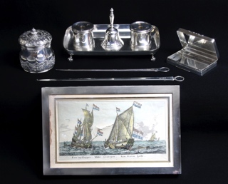 Lotes 730, 600, 693, 695: 
																		POTE DE PLATA SELLADO TIFFANY & CO. CON TAPA. 
																		TINTERO DE PLATA EUROPEA SELLADA.
																		PEQUEÑA CIGARRERA RECTANGULAR DE PLATA INGLESA SELLADA. 
																		DOS ABRECARTAS DE PLATA INGLESA SELLADA. 