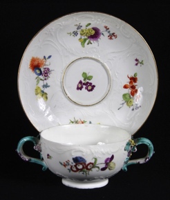 Lote 830: ANTIGUA TAZA Y PLATO DE PORCELANA ALEMANA DE MEISSEN.   ANTIGUA TAZA Y PLATO DE PORCELANA ALEMANA DE MEISSEN.  