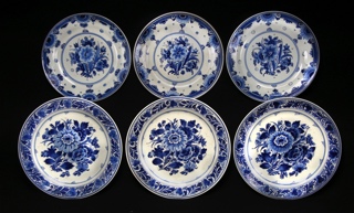 Lote 955: DIECISIETE ANTIGUOS PLATOS DE FAIENCE HOLANDESA DE DELFT.  DIECISIETE ANTIGUOS PLATOS DE FAIENCE HOLANDESA DE DELFT. 