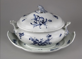 Lote 957: ANTIGUA SOPERA Y FUENTE DE PORCELANA ALEMANA DE MEISSEN. ANTIGUA SOPERA Y FUENTE DE PORCELANA ALEMANA DE MEISSEN.