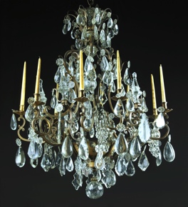 Lote 977: GRAN ARAÑA FRANCESA CON ARMAZON DE BRONCE PATINADO. GRAN ARAÑA FRANCESA CON ARMAZON DE BRONCE PATINADO.