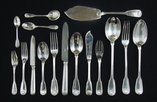 Lote 586: CONJUNTO DE CUBIERTOS DE PLATA FRANCESA SELLADA.   CONJUNTO DE CUBIERTOS DE PLATA FRANCESA SELLADA.  