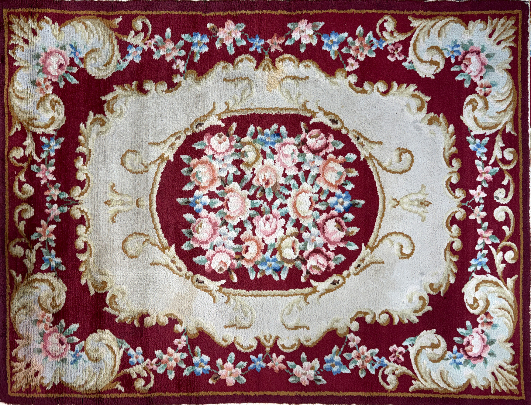 ALFOMBRA SAVONNERIE DE LANA TEJIDA A MANO. ALFOMBRA SAVONNERIE DE LANA TEJIDA A MANO.