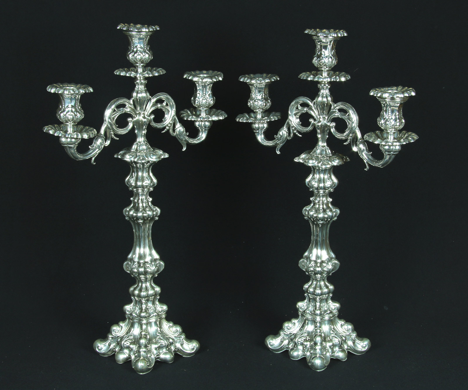 PAR DE CANDELABROS DE METAL REPUJADO. PAR DE CANDELABROS DE METAL REPUJADO.