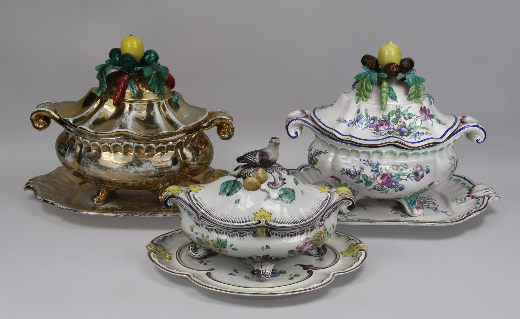 Lotes 763, 762 y 761: 
																		SOPERA ITALIANA DE PORCELANA DORADA CON FUENTE Y TAPA.
																		ANTIGUA SOPERA SUECA DE PORCELANA CON FUENTE Y TAPA.
																		ANTIGUA SOPERA DE PORCELANA EUROPEA CON FUENTE Y TAPA. 