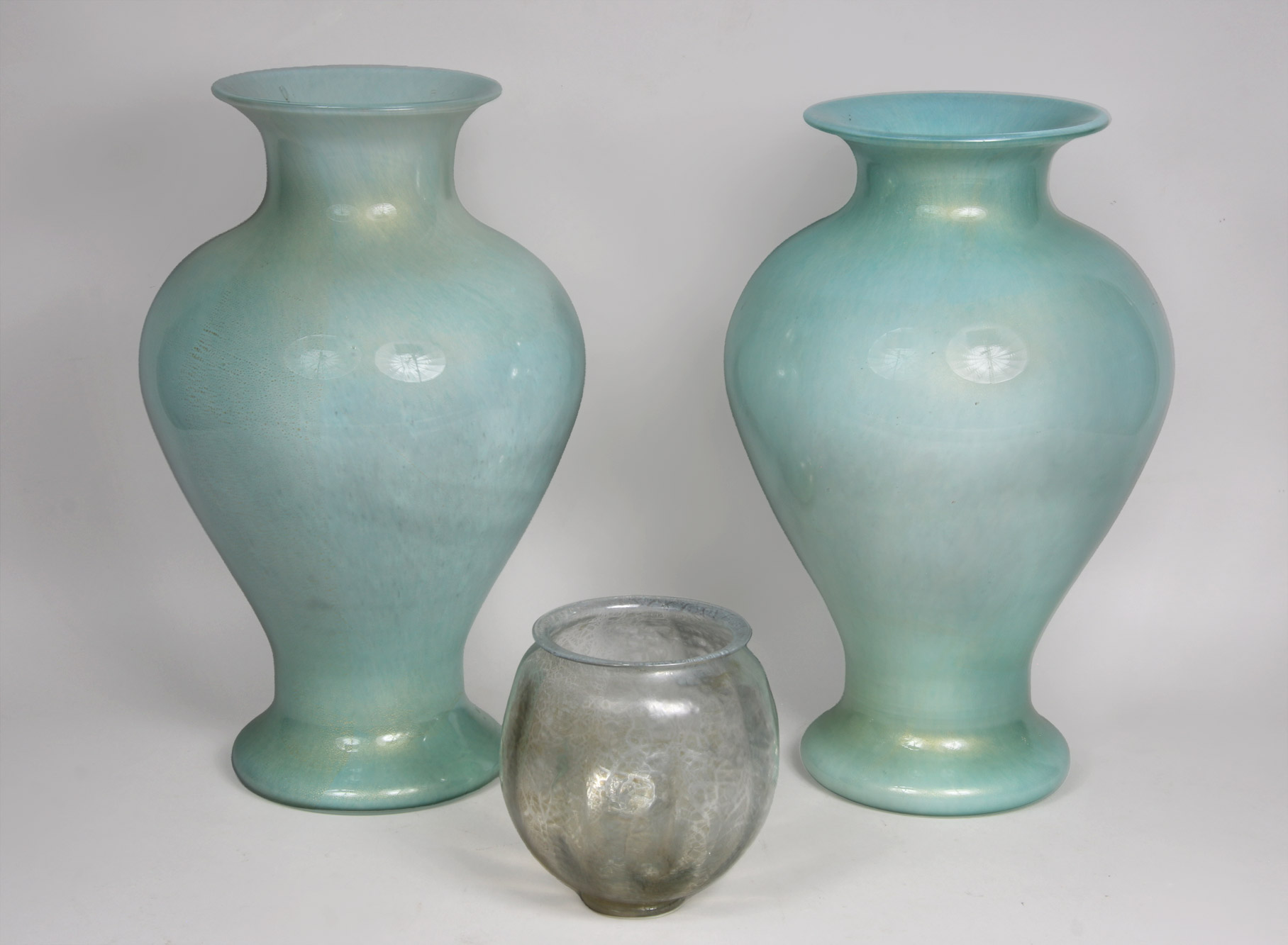 Lotes 747 y 748:
PAR DE GRANDES VASOS ITALIANOS DE VIDRIO DE MURANO.
VASO HOLANDES DE VIDRIO ARTISTICO LEERDAM UNICA. Lotes 747 y 748:
PAR DE GRANDES VASOS ITALIANOS DE VIDRIO DE MURANO.
VASO HOLANDES DE VIDRIO ARTISTICO LEERDAM UNICA.