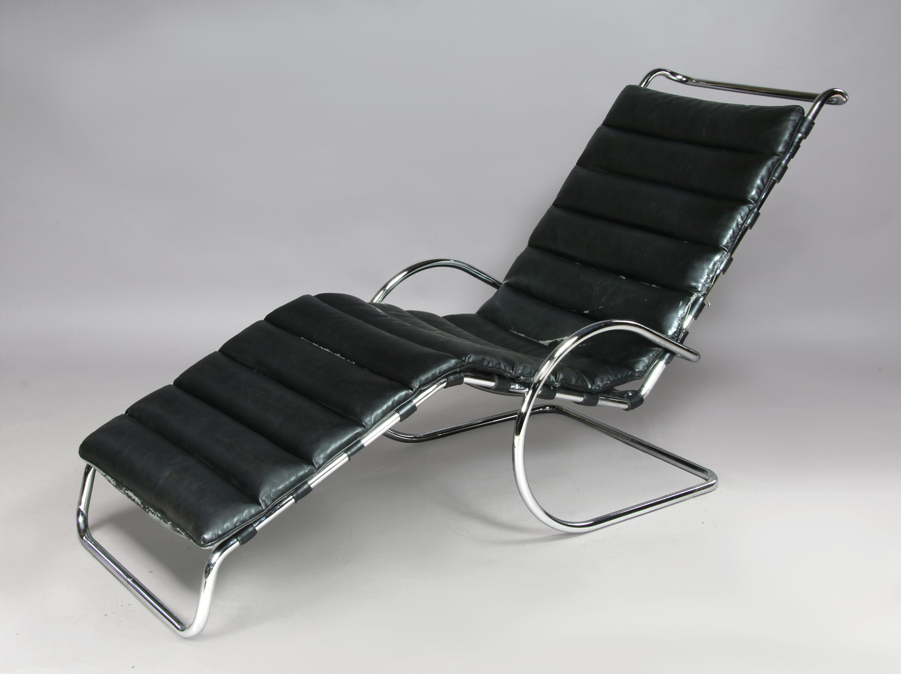  CHAISE LONGUE DE LINEA MODERNA AL ESTILO DE LA BAUHAUS.