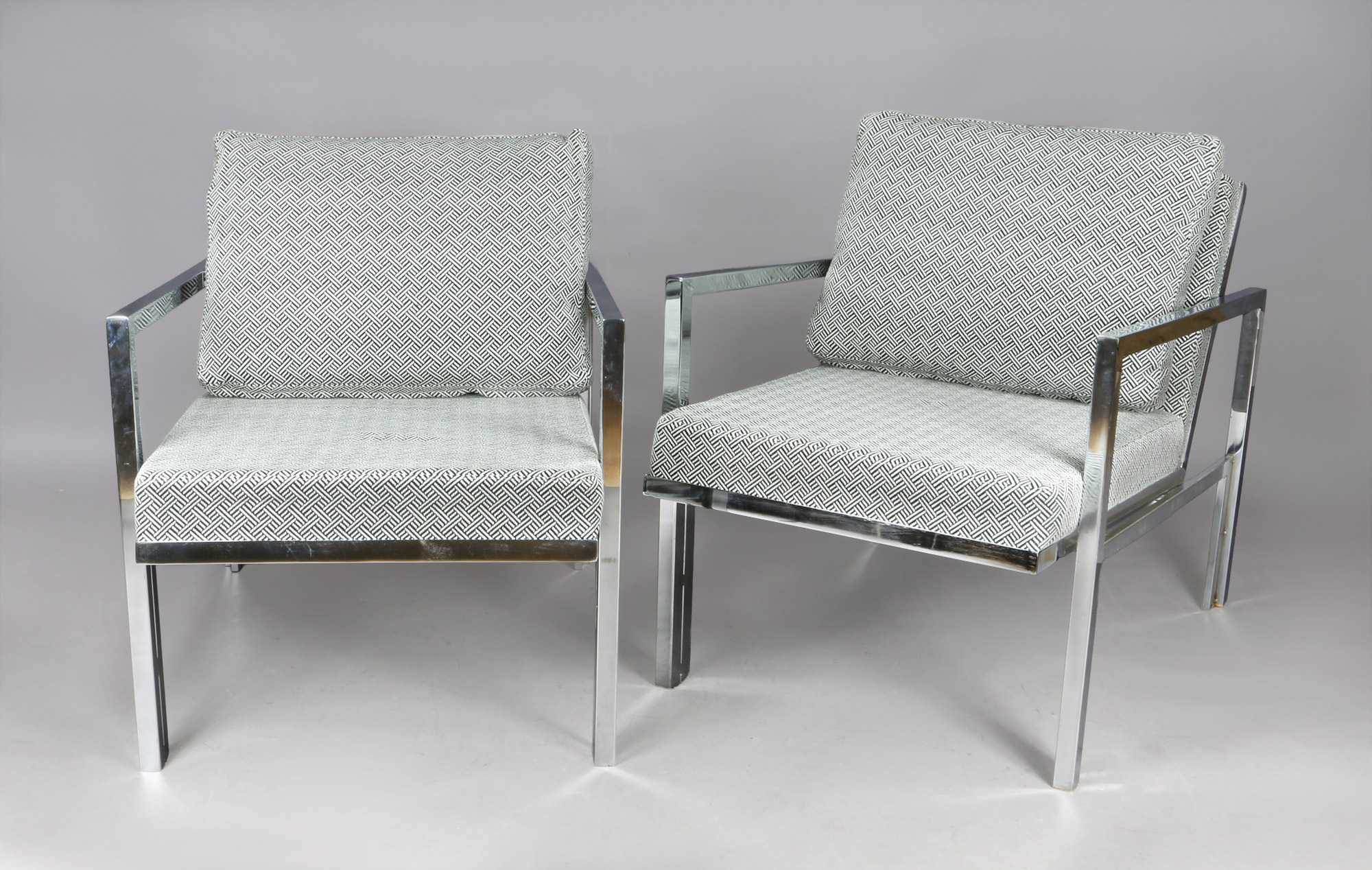 PAR DE SILLONES DE DISEÑO AL ESTILO DE MILO BAUGHMAN. PAR DE SILLONES DE DISEÑO AL ESTILO DE MILO BAUGHMAN.