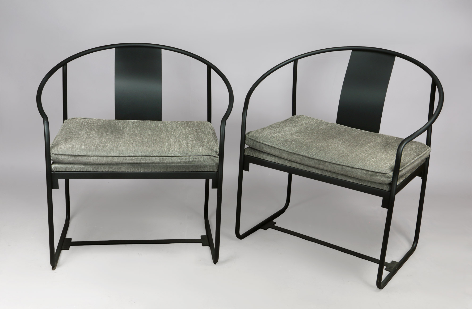 PAR DE SILLONES DE LINEA MODERNA. PAR DE SILLONES DE LINEA MODERNA.