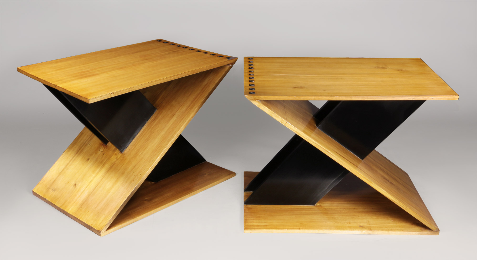  PAR DE MESAS BAJAS INSPIRADAS EN UN DISEÑO DE MARIO BOTTA. 